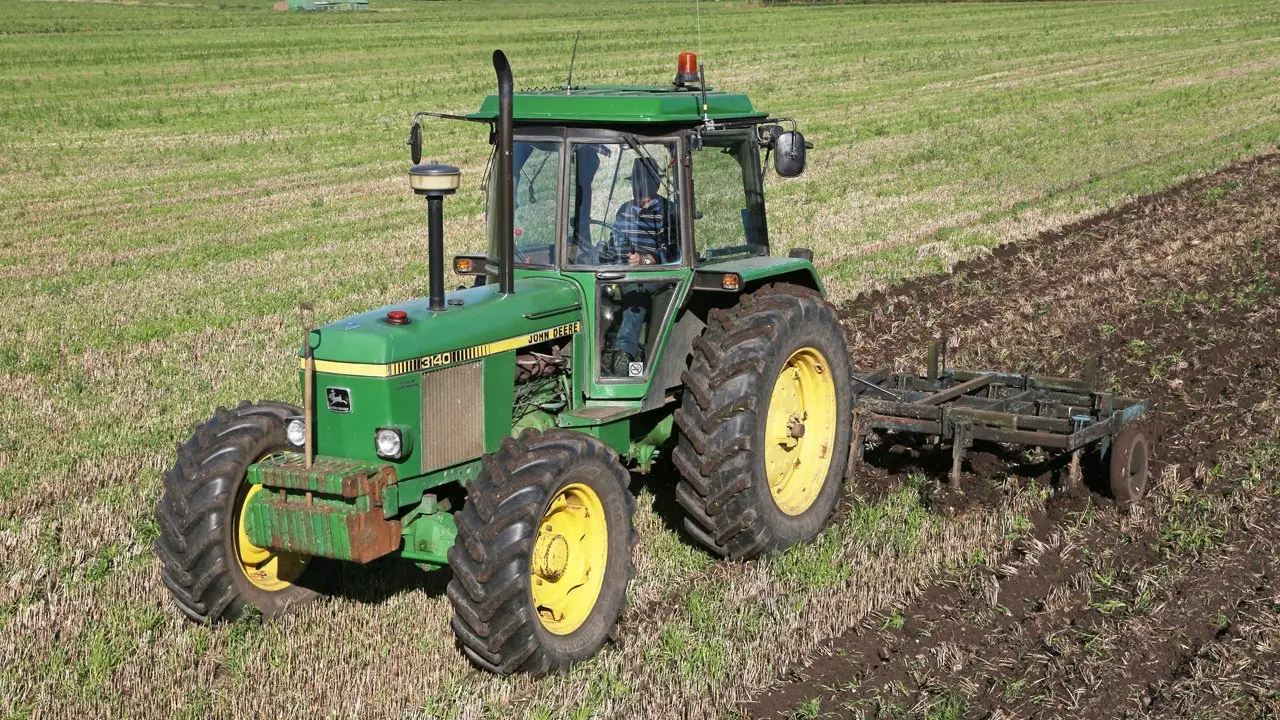 Especificaciones de John Deere 3140: potente y versátil