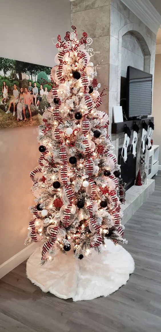 Red Christmas Tree Decorations 2023: Bringing Festive Elegance to Your Home