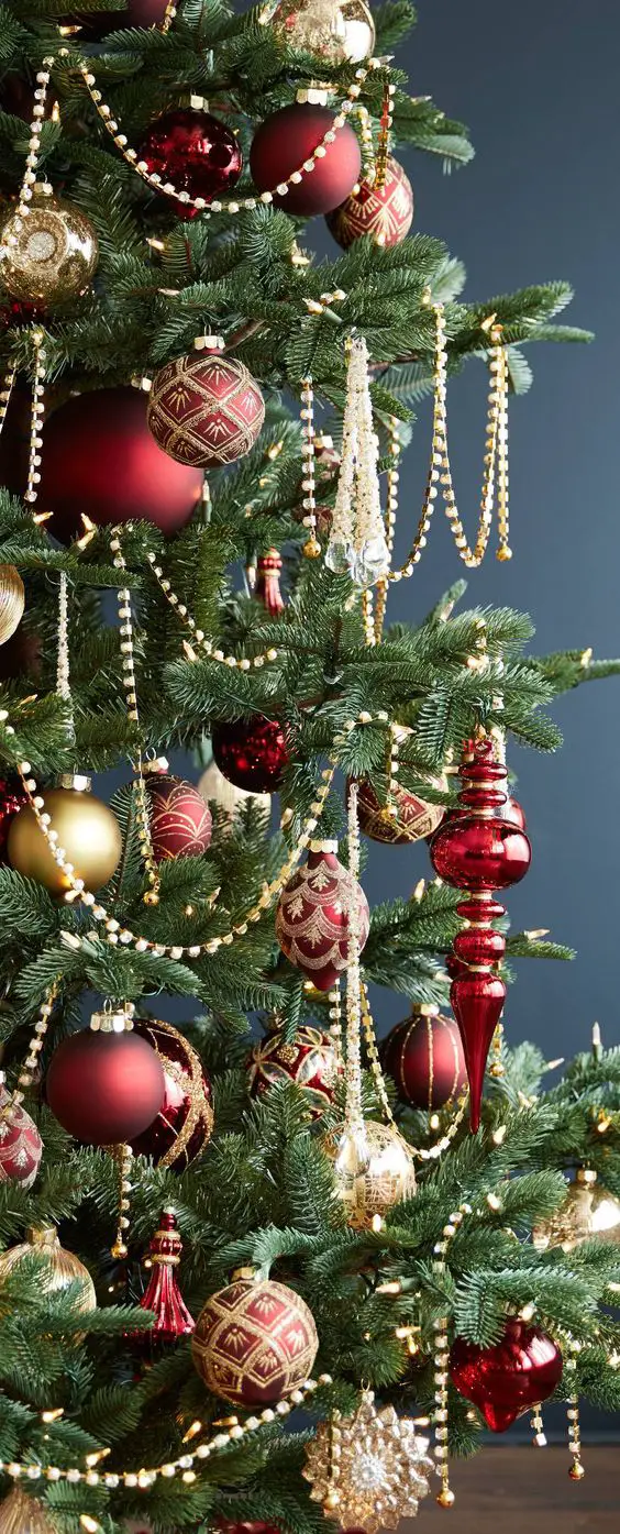 Red Christmas Tree Decorations 2023: Bringing Festive Elegance to Your Home