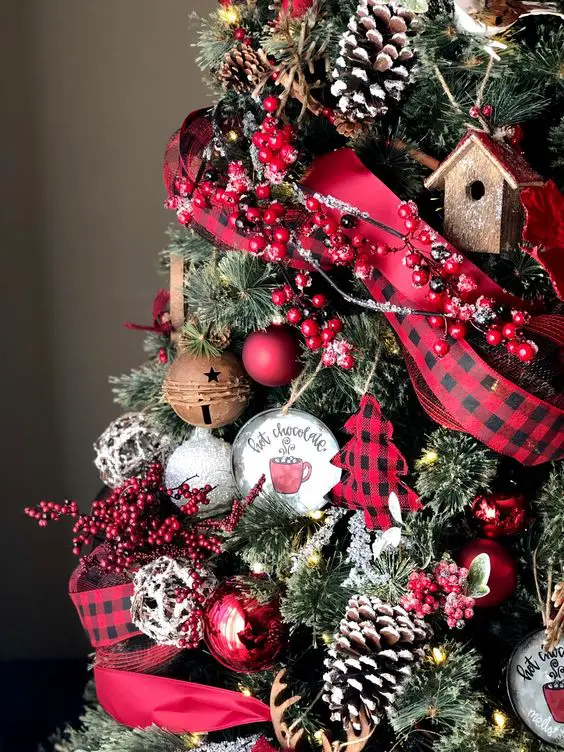 Red Christmas Tree Decorations 2023: Bringing Festive Elegance to Your Home