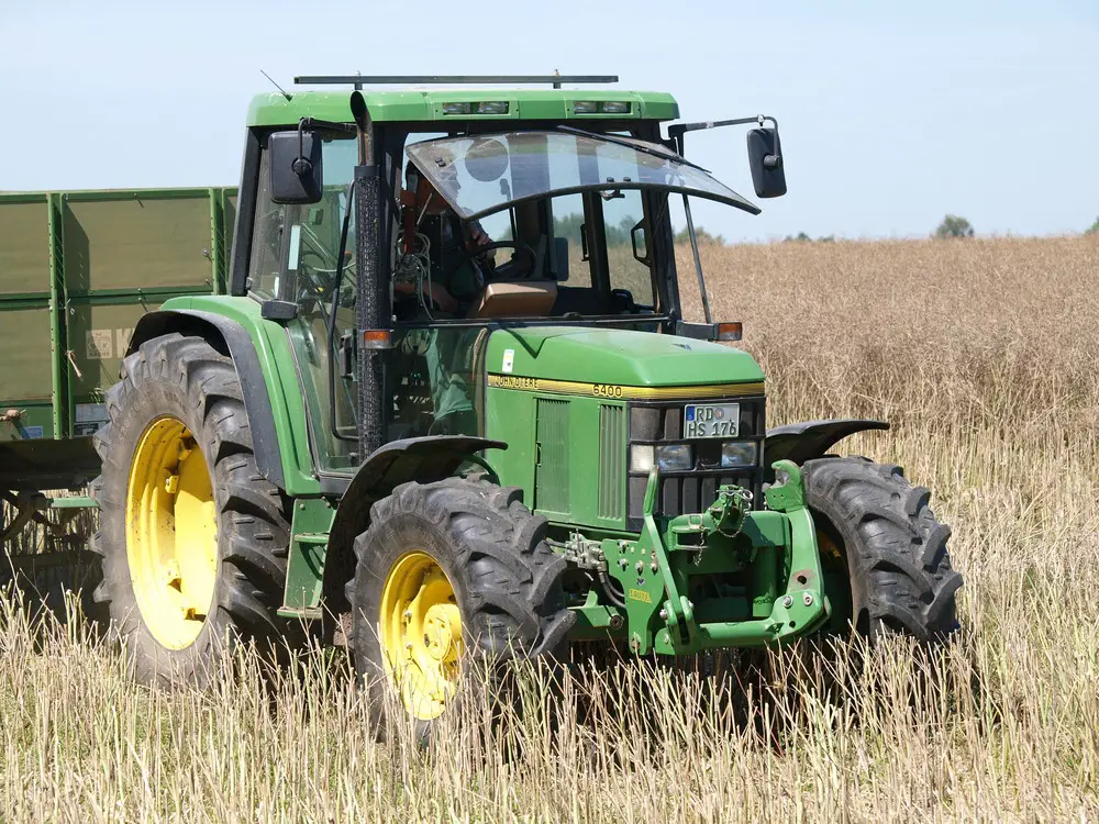 Especificaciones de John Deere 6400: rendimiento, dimensiones y más