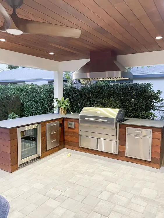 2024's Elegant Wood Outdoor Kitchens: Rustic to Modern Designs